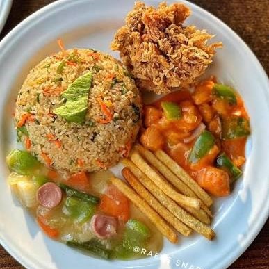 Egg Fried Rice, Thai fried chicken (2 Pcs), Vegetables & Salad